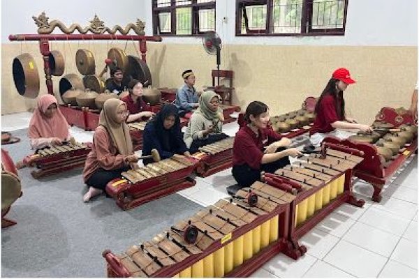 Lima Bulan Mahasiswa Kazakhstan Rutin Latihan Karawitan di Dekesda